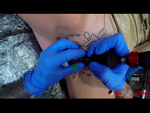 ❤️ Sully Savage, une chaudasse extrêmement tatouée, s'est fait tatouer le clitoris. Porno de qualité at us ❤