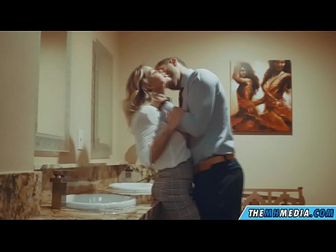 ❤️ Quand une blonde plantureuse vous séduit dans des toilettes publiques. Porno de qualité at us ❤